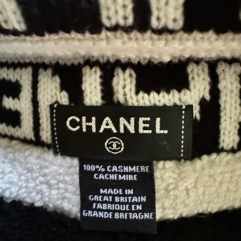 Chanel REV Black White Pom
Pom Cashmere CC Logo Knit Cloche Beanie Winter Hat - Picture 7 of 11